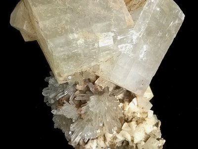 Dolomite con quarzo e ankerite. Miniera di Traversella, Piemonte, Italia. Foto di Gualtiero Accornero