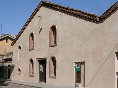 Facciata della trecentesca chiesa di Sant'Antonio, sede del Museo Paleontologico Giulio Maini | Foto di Piero Damarco