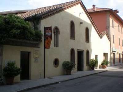 Facciata della trecentesca chiesa di Sant'Antonio, sede del Museo Paleontologico Giulio Maini | Foto di Simone Lerma