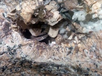 Geode con cristalli di ortoclasio, quarzo e mica | Copyright Museo del Granito GranUM