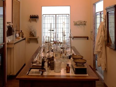 Laboratorio chimico. Tavolo