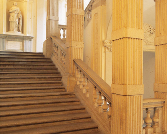 Lo scalone monumentale del museo, progettato da Giovanni Antonio Sevalle
