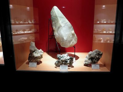 Quarzo. Pizzo Bronzo, Crodo (VB) | Calcite. Pizzo Bronzo, Crodo (VB) | Albite var. periclino. Pizzo Bronzo, Crodo (VB) | Calcite. Pizzo Bronzo, Crodo (VB)
