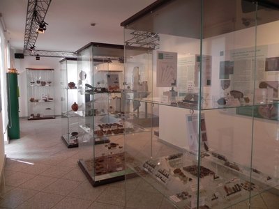 Sala della preistoria: manufatti lapidei e stele databili tra il V millennio a.C. e il I secolo a.C..Civico Museo Archeologico Mergozzo