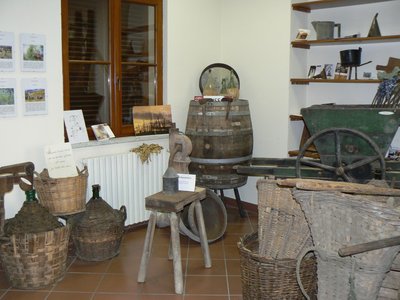 Sala del Bramaterra. Botti, damigiane, zolforatrice e pigiatrice a rullo metallico. Foto di Silvia Chersich