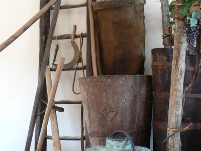 Sala del Bramaterra. Rastrello, falcetto, setacci brenta e pompetta da zolfo. Foto di Silvia Chersich