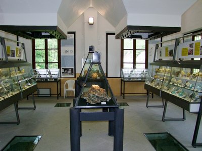 Sala espositiva dei minerali della miniera, sotto le tramogge di carico del silo di frantumazione