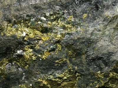 Skarn a magnetite e calcopirite. Miniera di Traversella, Valchiusella (TO. Cat. Lito_124. Campo mm 80x50. Foto di Vittorio Pane