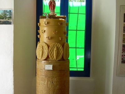 Struttura in cera dedicata a Sant'Ambrogio, protettore delle api e degli apicoltori. Struttura ideata e costruita da Giacomo Bisio