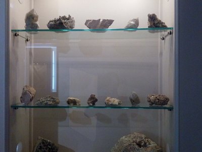 Vetrina con campioni mineralogici ritrovati nelle cave del granito di Baveno | Copyright Museo del Granito GranUM