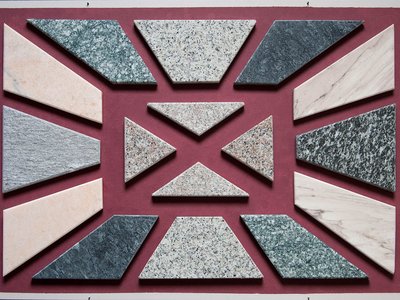 Vetrina espositiva con campioni petrografici di graniti, marmi e gneiss del Verbano Cusio Ossola | Copyright Museo del Granito GranUM