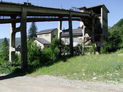Vista esterna del piano inclinato di carico e del silo di frantumazione