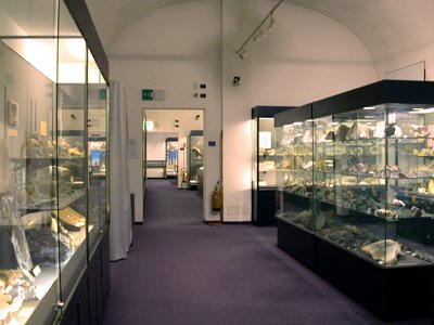 Vista parziale della Sala di geologia. Sulla destra: le due vetrine con i minerali delle vallate cuneesi