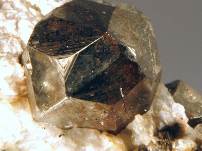 Pirite. Cristallo diacisdodecaedrico (diploide) di oltre 2 cm. Provenienza: galleria Cava Grande Nuova. Foto di Fulvio Malfatto. Collezione Museo Traversella. Rinvenuto dal GMV