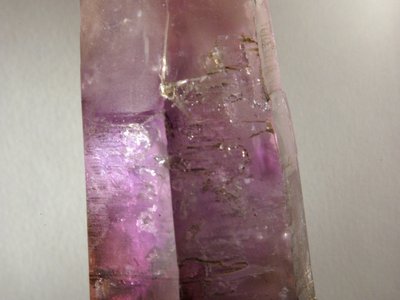 Quarzo ametista. Cristallo senza roccia matrice rinvenuto nel famoso geode del 1959. Provenienza: vuoti di coltivazione della 3a Massa Ferriere, livello 826, miniera di Traversella. Foto di Fulvio Malfatto. Collezione Museo Traversella.