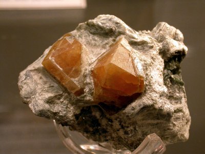 Scheelite. Cristalli fino a 4cm in talco. Provenienza: vuoti di coltivazione della 2a Massa Ferrierie, livello 860, miniera di Traversella. Foto di Silvio Bianco. Collezione Museo Traversella. Donazione S. Gallo
